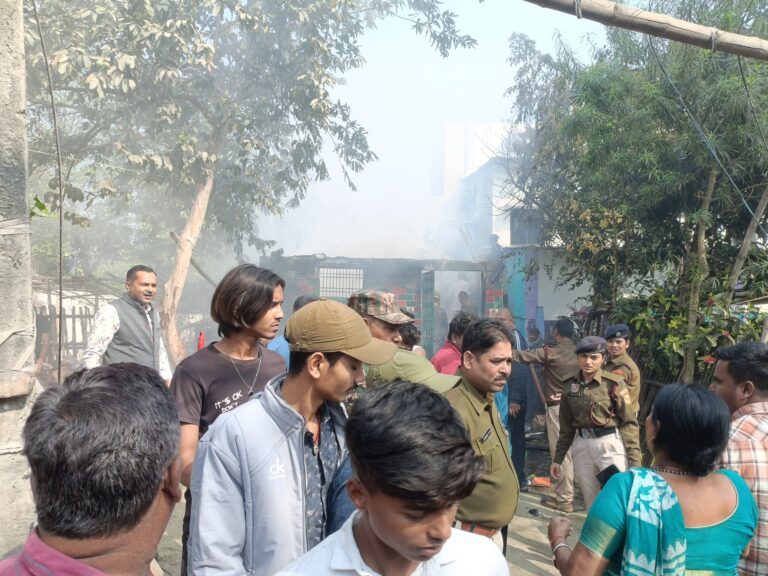 विद्यापुरी मुहल्ले में लगी आग, एक परिवार का घर जला