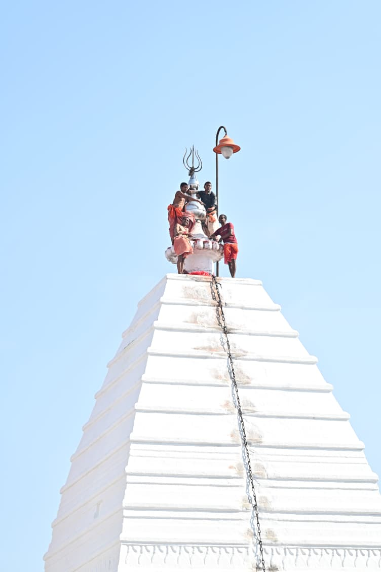 साल में सिर्फ एक बार होने वाली अलौकिक परंपरा के साक्षी बने हजारों भक्त, मंत्रोच्चार से गूंजा देवघर का बाबाधाम साल में सिर्फ एक बार होने वाली अलौकिक परंपरा के साक्षी बने हजारों भक्त, मंत्रोच्चार से गूंजा देवघर का बाबाधाम