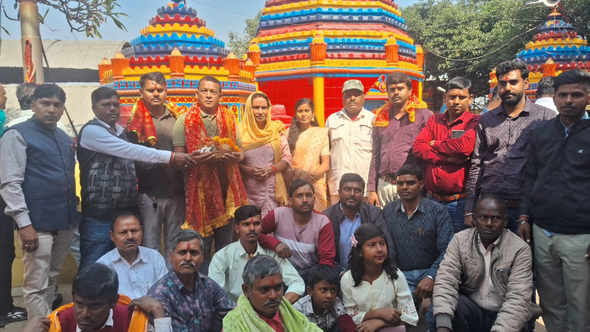 झारखंड की मिट्टी की खुशबू नहीं भूले मॉरीशस के पूर्व डिप्टी PM की बेटी-दामाद, मां छिन्नमस्तिका के दरबार में टेका मत्था झारखंड की मिट्टी की खुशबू नहीं भूले मॉरीशस के पूर्व डिप्टी PM की बेटी-दामाद, मां छिन्नमस्तिका के दरबार में टेका मत्था