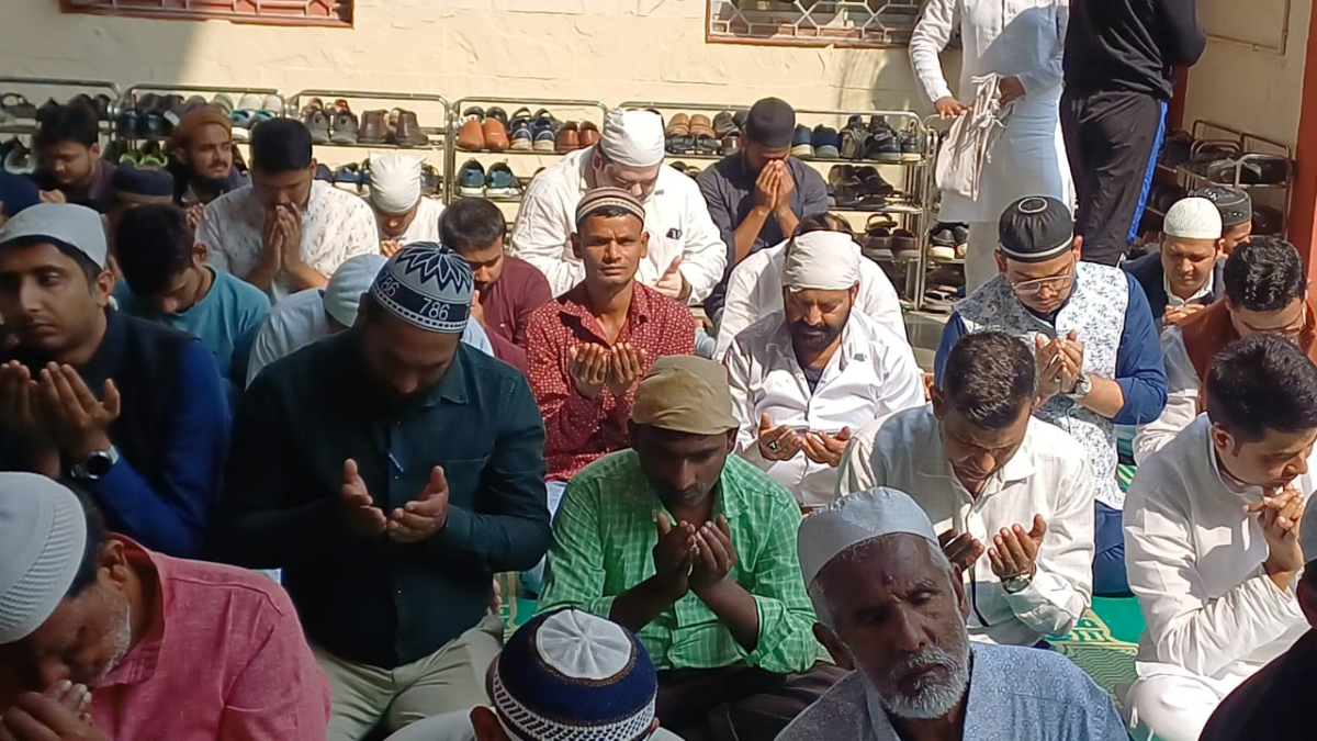 पटना में रमजान के पहले जुमे पर उमड़ा जनसैलाब, नन्हे रोजेदारों ने तरक्की और भाईचारे की दुआ मांगी 1 Image 201