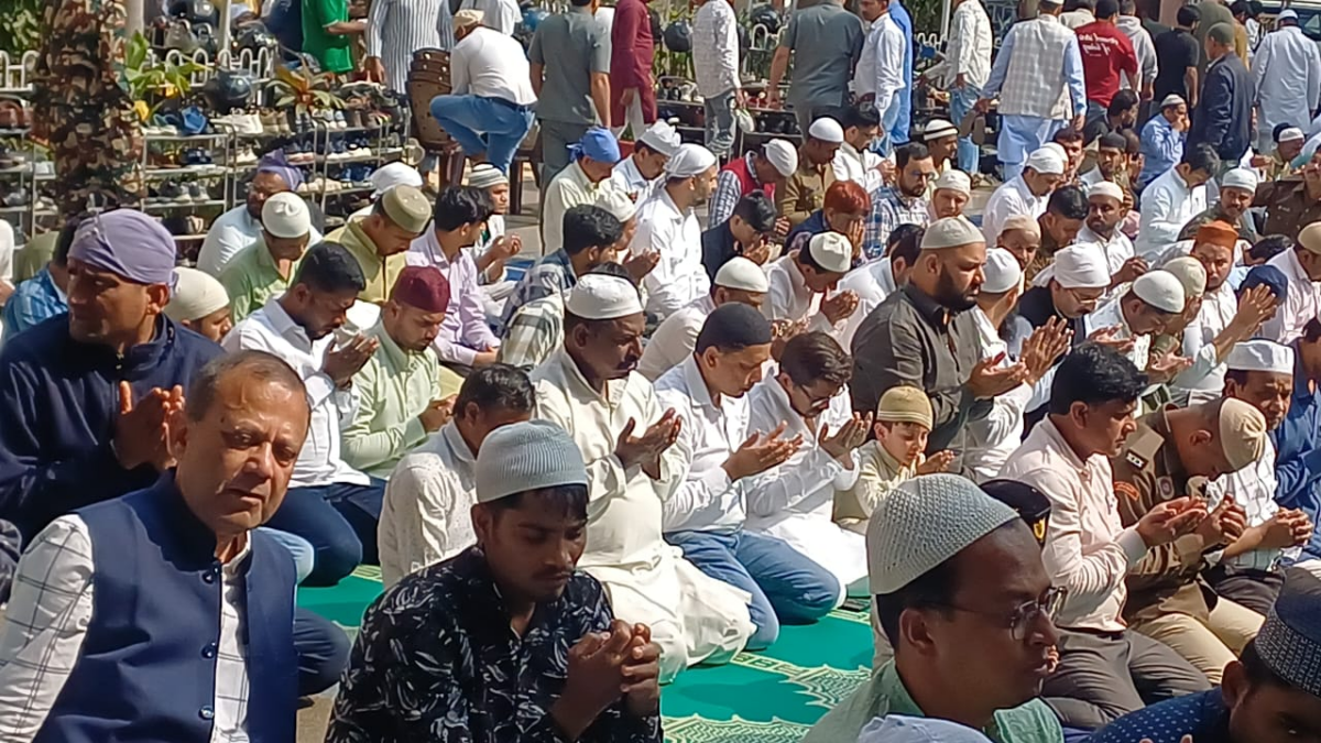 पटना में रमजान के पहले जुमे पर उमड़ा जनसैलाब, नन्हे रोजेदारों ने तरक्की और भाईचारे की दुआ मांगी 4 Image 202