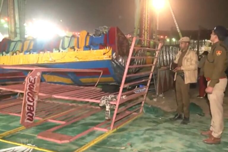 सूरजकुंड मेले में झूला टूट कर गिरा, लोगों को बचाने की कोशिश में पुलिस इंस्पेक्टर की मौत; 13 घायल