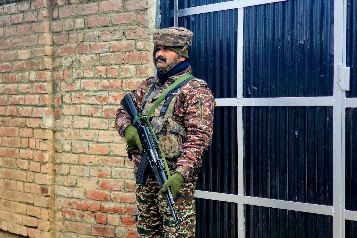 जम्मू-कश्मीर: किश्तवाड़ में जवानों ने एक पाक आतंकवादी को मार गिराया, सर्च ऑपरेशन जारी