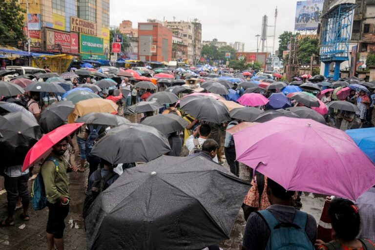 Rain Alert: अंधड़, बारिश और बर्फबारी का अलर्ट, इन राज्यों में हीटवेव, जानें मौसम का ताजा हाल