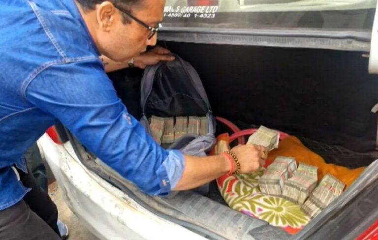 बंगाल चुनाव 2026 से पहले कार से मिले नोटों के बंडल, न्यूटाउन पुलिस ने चालक को किया गिरफ्तार