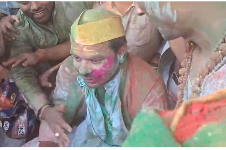 तेजप्रताप यादव ने खेली कुर्ता फाड़ अंदाज में होली,पार्टी दफ्तर में दिखा रंगों का जश्न