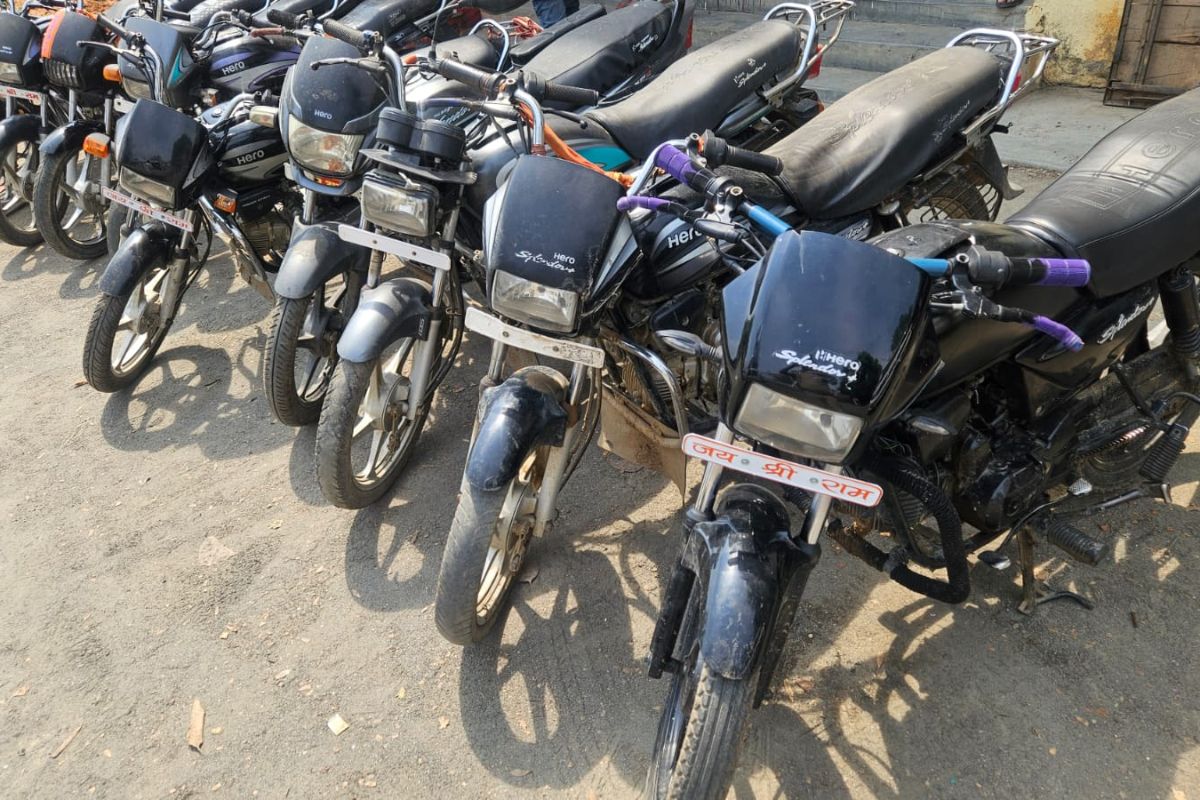 Koderma: डोमचांच में बाइक चोर गिरोह का भंडाफोड़, चोरी की 10 बाइक के साथ दो गिरफ्तार 2 Bikes