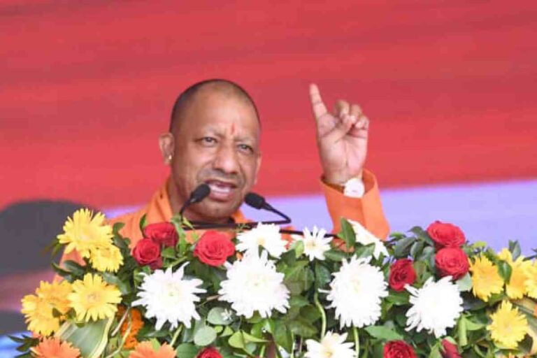 सीएम योगी की मां पर अभद्र टिप्पणी से गुस्से में लोग, बिहार के मौलाना पर 83 थानों में केस दर्ज