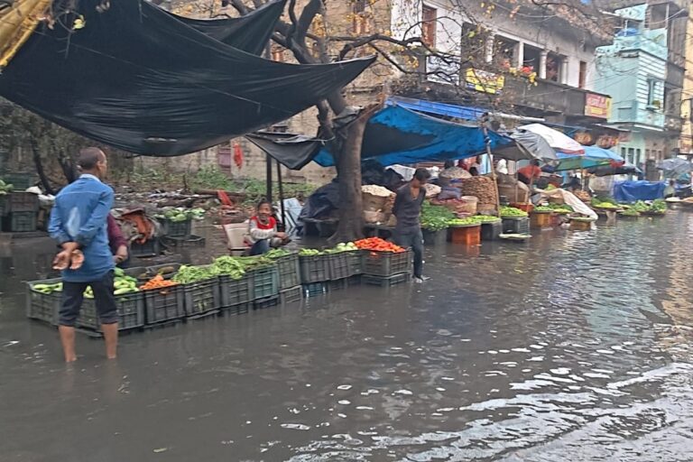 बे-मौसम बारिश ने खोली नगर निगम की पोल, कतरास की सड़कों पर भरा लबालब पानी