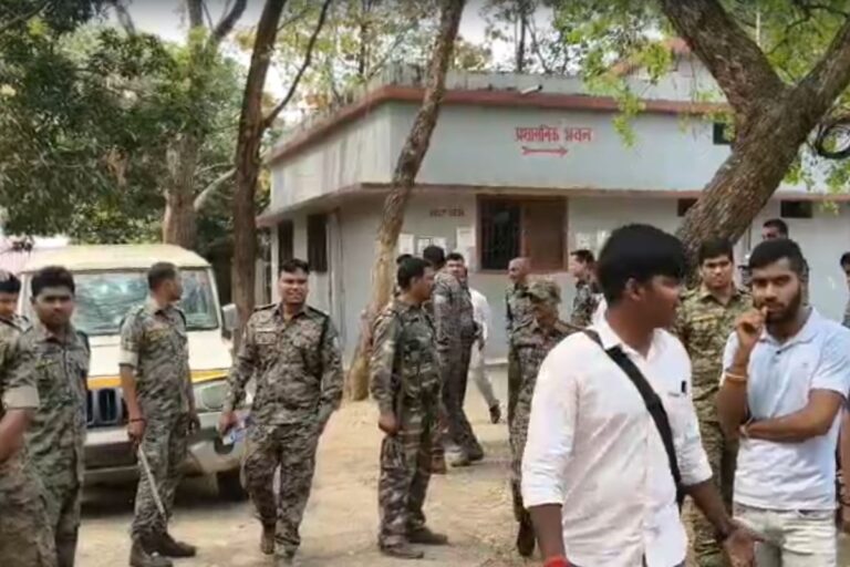 Giridih: कॉलेज में तालाबंदी कर प्रदर्शन कर रहे थे अभाविप के कार्यकर्ता, आधा दर्जन हिरासत में