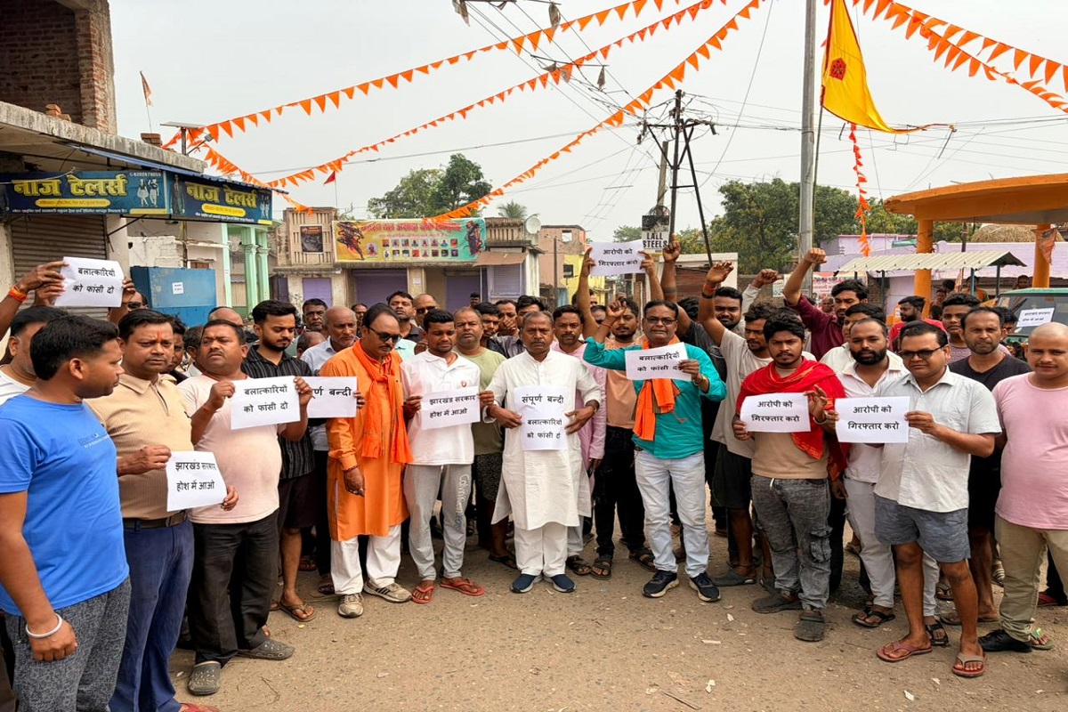 हजारीबाग दरिंदगी के विरोध में विष्णुगढ़ में लॉकडाउन, आरोपियों की गिरफ्तारी की मांग कर रहे आंदोलनकारी 6 Hazaribagh Bandh 6