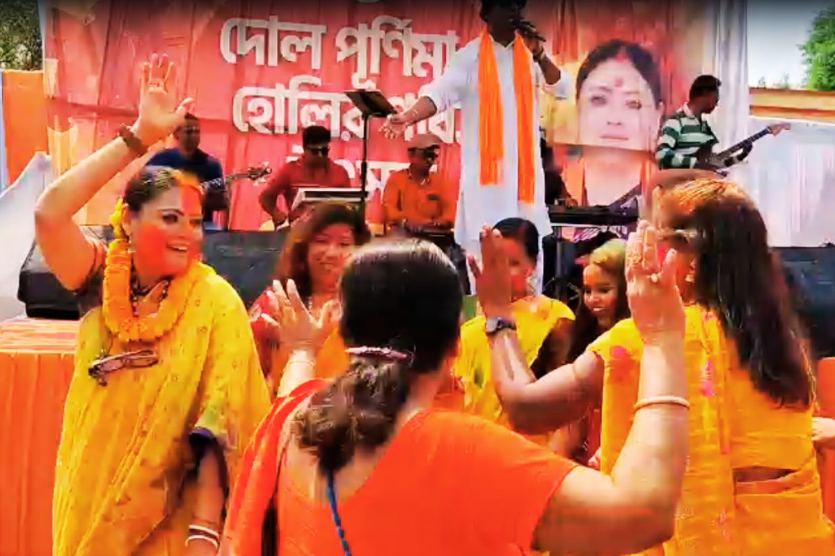 बंगाल में जमकर मनी होली, ममता बनर्जी और अभिषेक ने दी दोल की शुभकामनाएं बंगाल में जमकर मनी होली, ममता बनर्जी और अभिषेक ने दी दोल की शुभकामनाएं