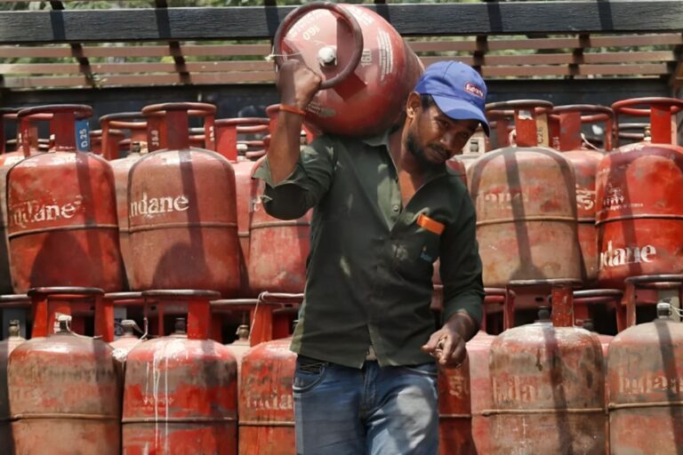बिहार में नए गैस कनेक्शन और ट्रांसफर पर लगी रोक, 12 सिलेंडर के बाद बुकिंग भी बंद