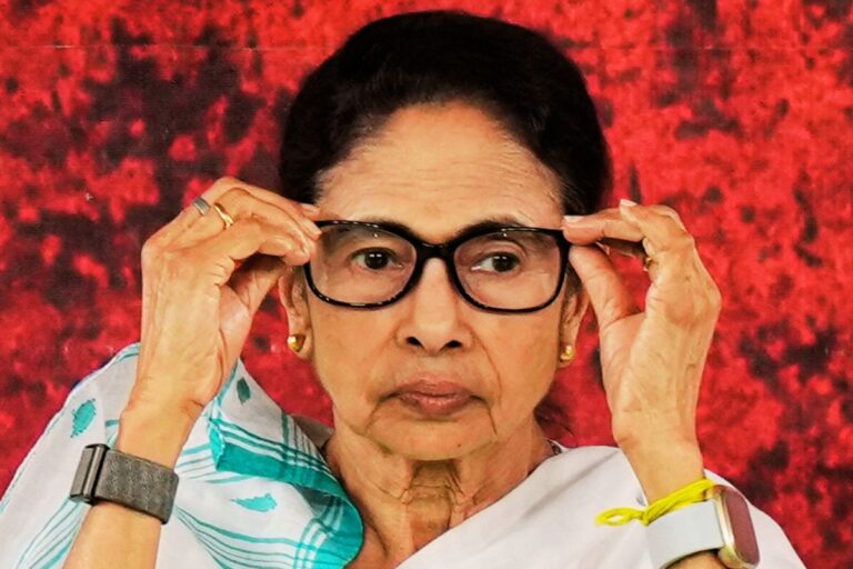 लोक भवन में पैसे बांटने की योजना, भाजपा का तोता, गिर सकती है दिल्ली सरकार, क्या-क्या बोलीं ममता बनर्जी