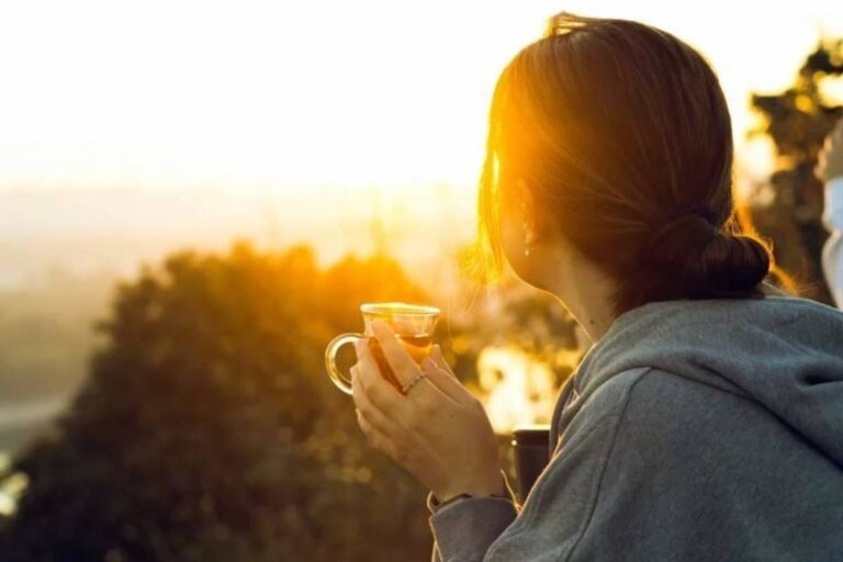 सुबह की 10 मिनट धूप से बदल सकता है आपका शरीर और मन, डॉ. हंसा योगेंद्र की खास सलाह