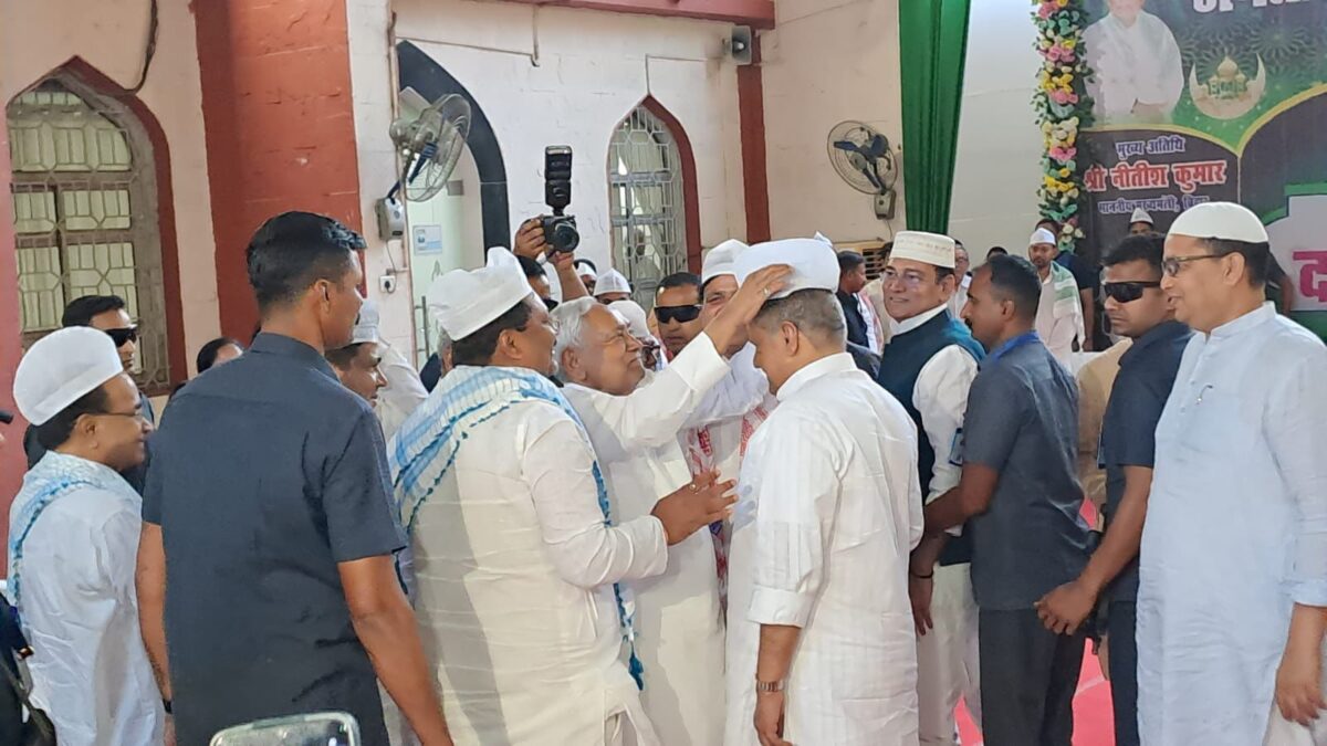 इफ्तार में बदला बॉडी लैंग्वेज! ‘गेस्ट अपीयरेंस’ में नजर आए Cm नीतीश, टोपी उतारते ही सियासी कयास शुरू 4 Nitish Kumar Iftar Politics