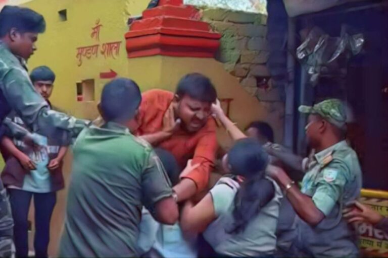 रजरप्पा मंदिर में श्रद्धालु से मारपीट का मामला गरमाया, 5 पुलिसकर्मी सस्पेंड