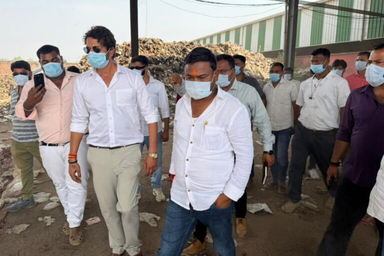 Deoghar: बदहाल डंपिंग यार्ड देख भड़के मेयर रवि राउत, ठेकेदार पर होगी कार्रवाई