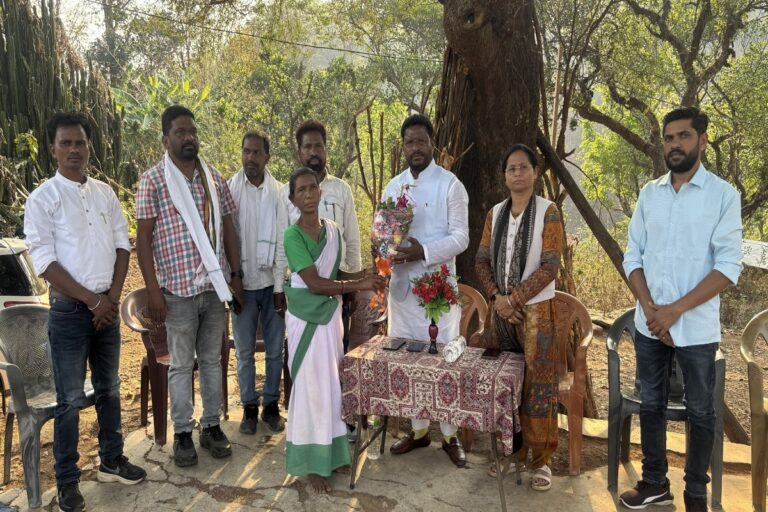 सरायकेला के सीमावर्ती गांव कसराउली में बनेगी सड़क, पैदल चलकर विधायक ने लगाया जनचौपाल