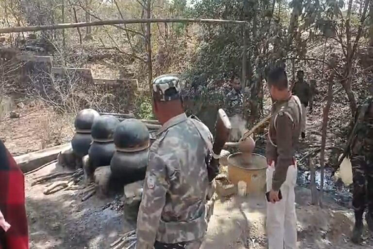 होली को लेकर सरायकेला में उत्पाद विभाग की बड़ी कार्रवाई, तीन अवैध चुलाई अड्डे ध्वस्त