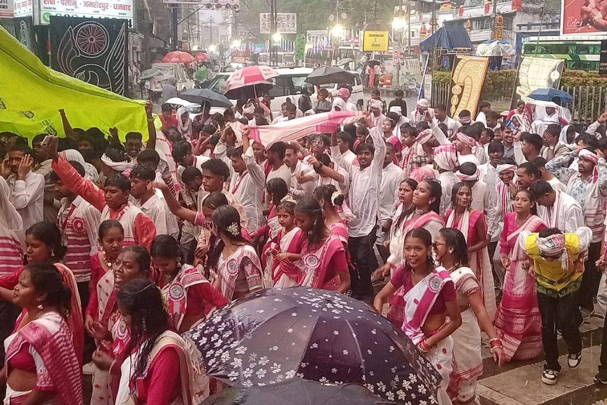 Ranchi: झमाझम बारिश में भी कम नहीं हुआ सरहुल का उत्साह, मांदर की थाप पर नाचते रहे लोग 3 बारिश के बावजूद सरहुल जुलूस में कम नहीं हुआ उत्साह