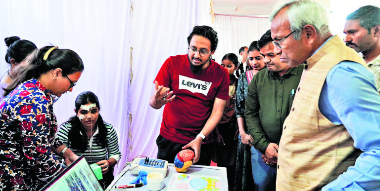 Rourkela News: समाज कल्याण के लिए तार्किक सोच और जिम्मेदारीपूर्ण जीवन का संकल्प लें युवा : प्रो मंडल