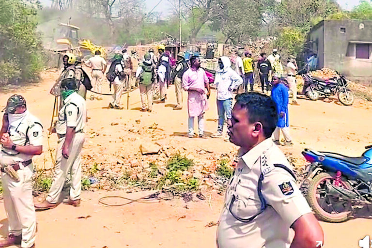 Rourkela News: बिसरा नया बस्ती में कड़ी सुरक्षा के बीच चला बुलडोजर, एक दर्जन घर जमींदोज