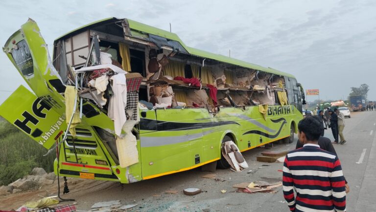 कुदरा में ट्रक व बस में भीषण टक्कर, तीन की मौत, चार घायल