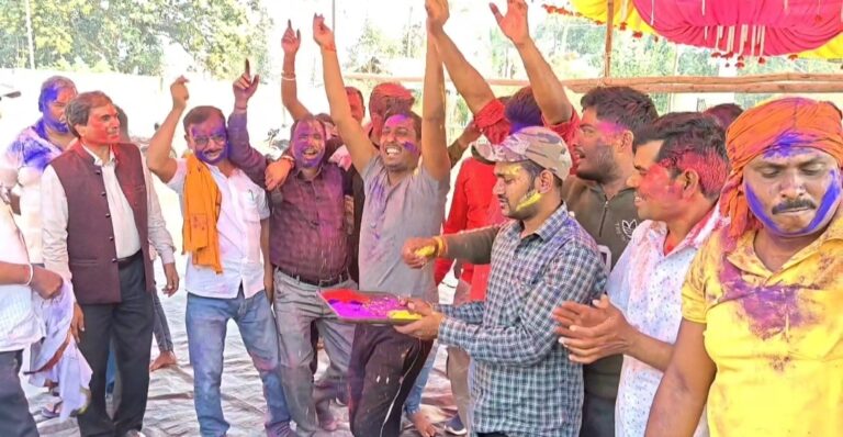 रामनवमी शोभायात्रा को ले बैठक, उड़े रंगा और गुलाल