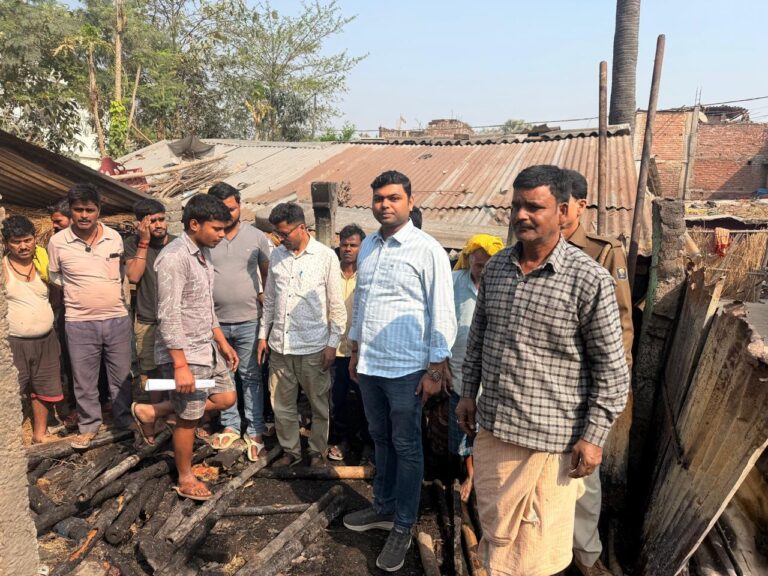 बलवाहाट में आधी रात लगी भीषण आग, चार घरों में लाखों की संपत्ति जलकर राख