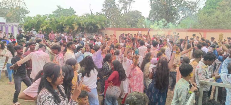 चढ़ने लगा फगुवा का सुरूर, बिखरने लगे होली के रंग