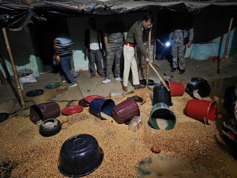 पुलिस ने अवैध जावा महुवा जब्त कर किया नष्ट