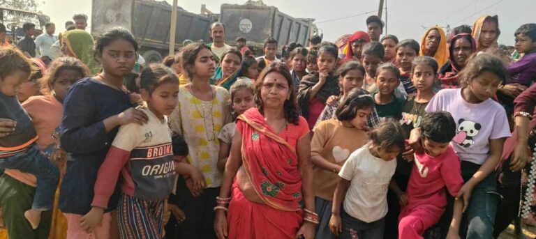 महिला ने रेलवे रिटायर्ड पुल संख्या 51 से बागमती नदी में लगाई छलांग, लापता