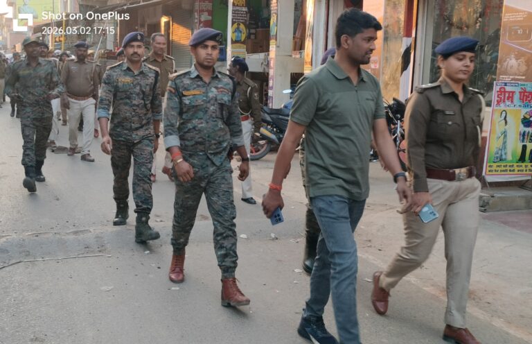 होली को ले पुलिस ने किया फ्लैग मार्च, शांति व सौहार्द का दिया संदेश