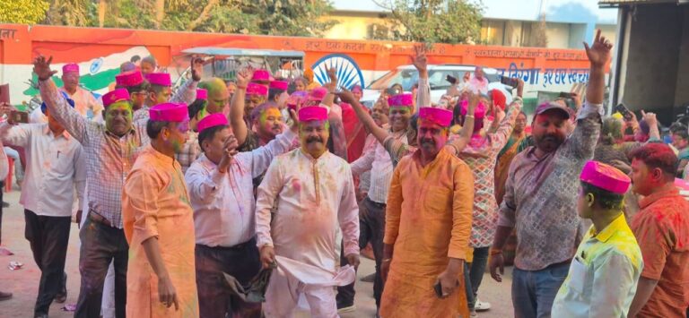 नगर परिषद परिसर में होली मिलन समारोह: गुलाल, गीत व सौहार्द में रंगा नगर प्रशासन