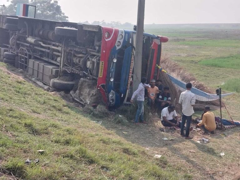 तेज रफ्तार बस पलटी, एक यात्री गंभीर