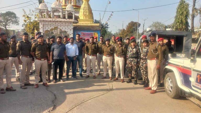 बरारी में होली को लेकर प्रशासन ने निकाला फ्लैग मार्च