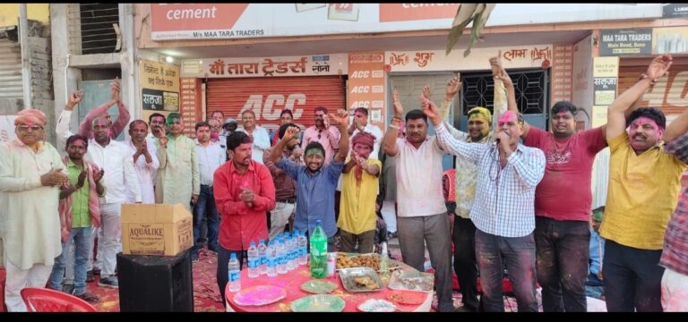 ढोलक की थाप व झाल की झंकार पर खूब थिरके लोग