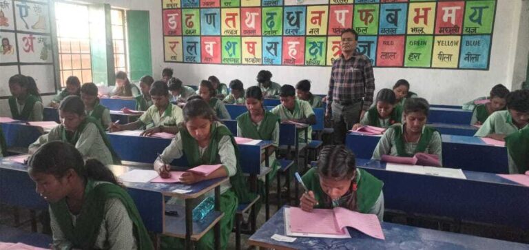 करमाटांड़ में आठवीं बोर्ड परीक्षा की शांतिपूर्ण संपन्न