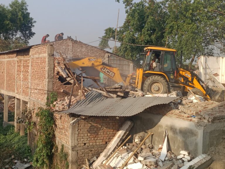 बिहार सरकार की जमीन पर अतिक्रमण किए 44 दुकानों पर चला बुलडोजर