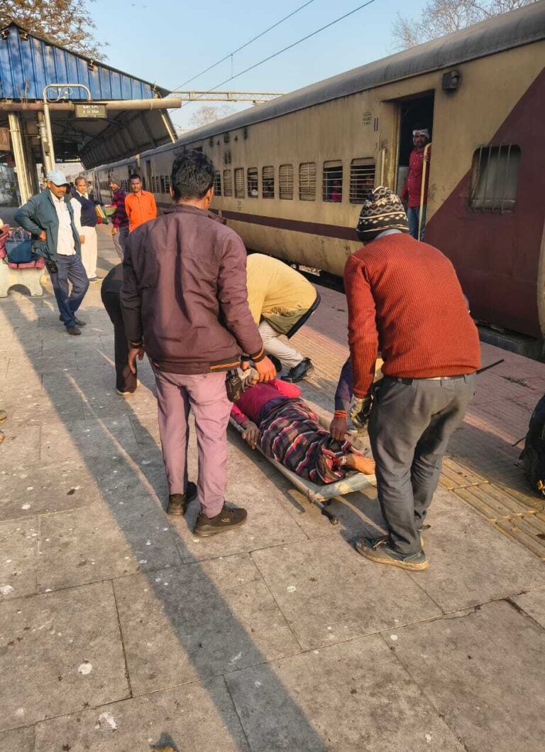 Dhanbad News: ट्रेन में उतरने में फिसला पैर, युवक घायल, हालत गंभीर