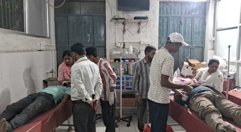 इ-रिक्शा व बाइक की टक्कर में दो युवक घायल