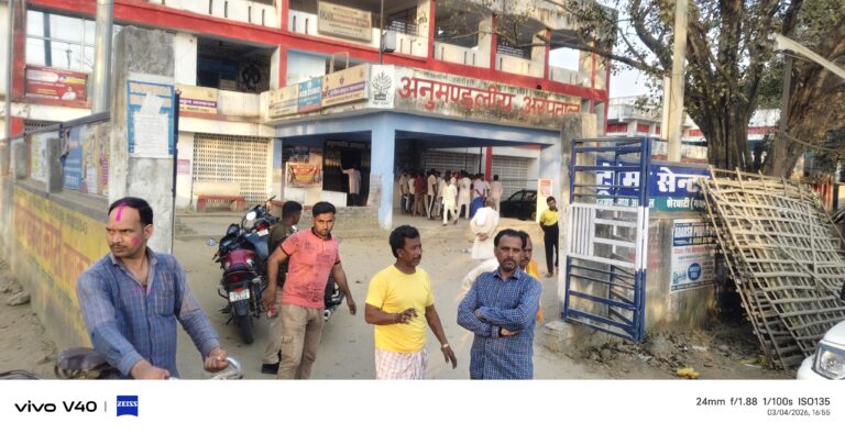 डिवाइडर से टकराया पिकअप, दो लोगों की मौत, एक गंभीर