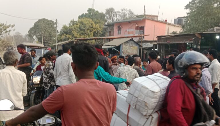बालूघाट में दो बाइक की  टक्कर में दोनों चालक घायल
