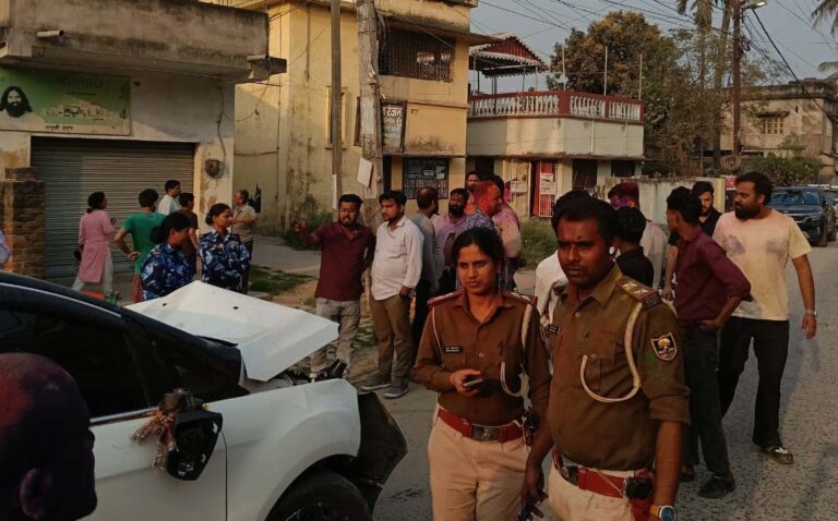 तेज रफ्तार कार ने बाउंड्री वॉल तोड़कर युवक को मारी टक्कर