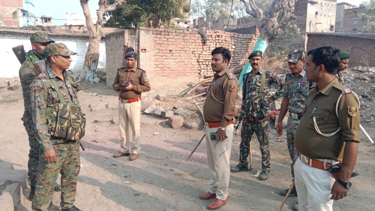होली में रंग लगाने पर दो पक्षों में जमकर मारपीट व पथराव