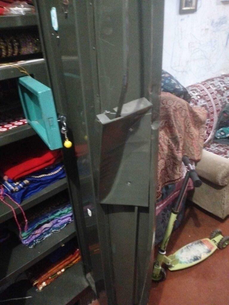 Deoghar News : महावीर कॉलोनी में दिनदहाड़े चोरी, ताला तोड़कर नकदी व लाखों के जेवरात ले उड़े चोर