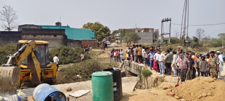 Giridih News :नदी की जमीन पर बन रहे घर तोड़ने पहुंचे अधिकारी, विरोध