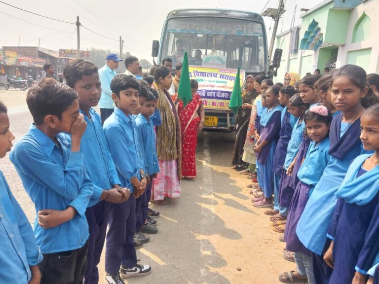 शैक्षणिक परिभ्रमण पर बच्चों को किया गया रवाना
