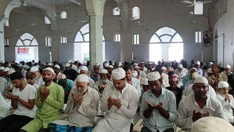 मस्जिदों में उमड़ी अकीदतमंदों की भीड़, इबादत व दुआओं से गूंजा शहर